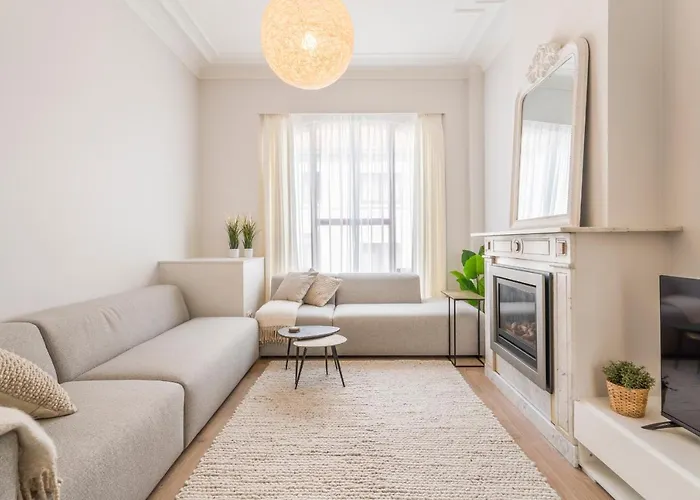 Luxurious, Updated, Warm & Stunning Home Terraces